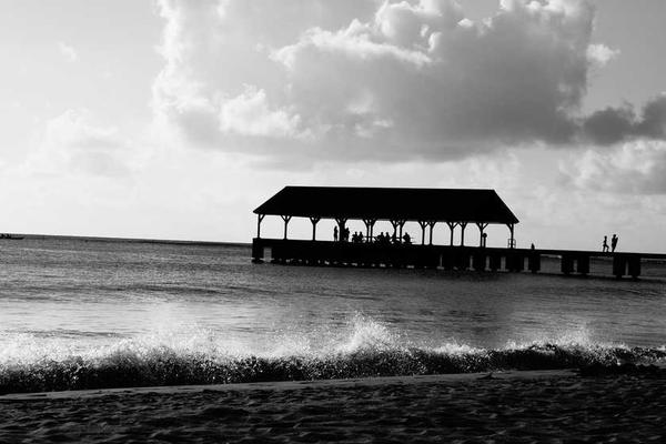 一位战地记者坐在窗边,手中捧着一本书,眼神柔和,显得很放松 一位战地记者坐在窗边,手中捧着一本书,眼神柔和,显得很放松